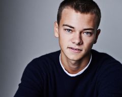Conrad Khan interpreta Young Eric