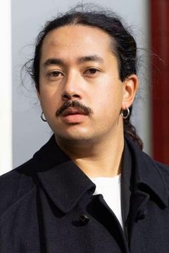 Gregory Hari interpreta Thaks