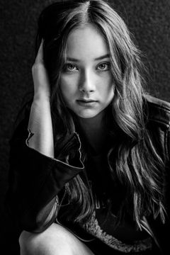 Chloe Guy interpreta Little Girl