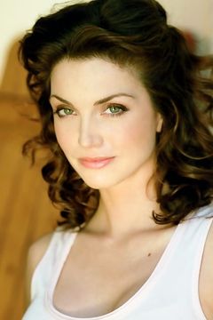 Elena Lyons interpreta Kelly Gold