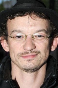 Julien Courbey interpreta un copain de Loulou