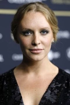 Annie Starke interpreta Young Joan