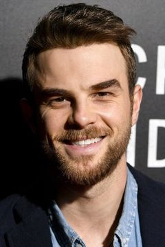 Nathaniel Buzolic interpreta Richard Lowell