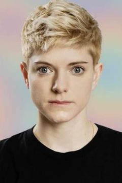 Mae Martin interpreta Grace St. James