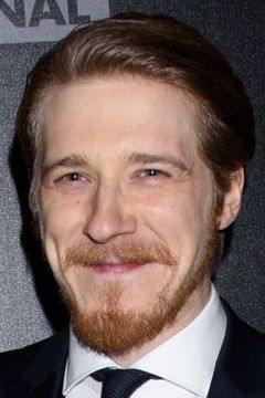 Adam Nagaitis interpreta Quinn