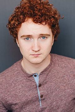 Dash Grundy interpreta Ari