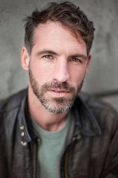 Jason Bowen interpreta Brad