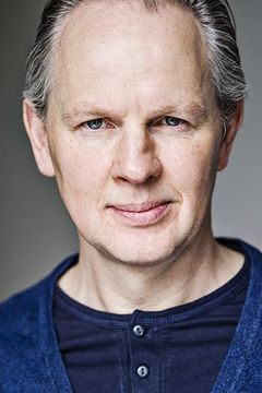 Richard Cunningham interpreta Hobson