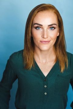 McKenna Flory interpreta Flora Shelly Haynes