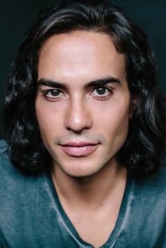 Adam Zuniga interpreta Mr. Chong / Brainiac