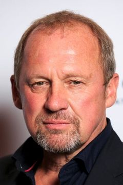 Peter Firth interpreta Lord Northcliffe
