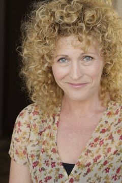 Caroline Langford interpreta Sally Fraser