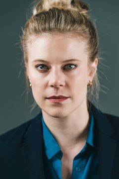 Alexandra Seal interpreta Officer Jessica Connors