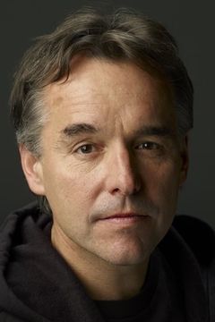 Chris Columbus interpreta Man in Toy Store (uncredited)