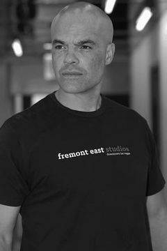 Freeman White interpreta Menacing Stud