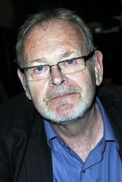 Richard LeParmentier interpreta Lt. Santino