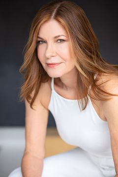 Marie Debrey interpreta Kelly's Mom