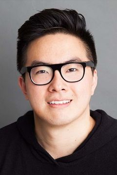 Bowen Yang interpreta Ray the Moderator
