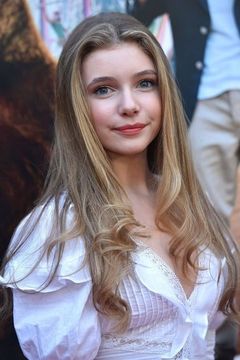 Eleanor Worthington-Cox interpreta Aurora (8 yrs.)