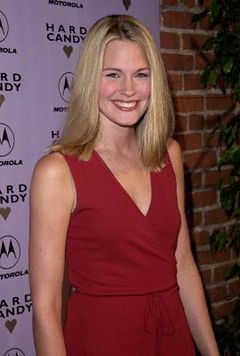 Deborah Kellner interpreta Debra Jo