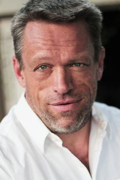 Brian Thompson interpreta Klingon Helm