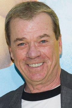 Rodger Bumpass interpreta Guards (voice) (uncredited)