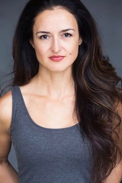 Estella Perez interpreta Capitol Business Woman (uncredited)