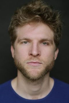 Dominique Engelhardt interpreta Hans, the guard