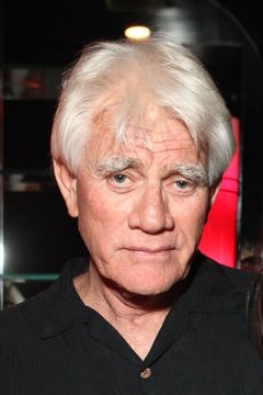 Tim Thomerson interpreta Babo