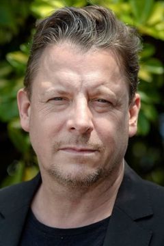 Anders W. Berthelsen interpreta Evan Christenson