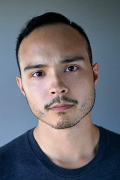 Brian Doe interpreta Delphin (voice)