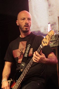 Vicio interpreta Membro band locale (Subsonica)
