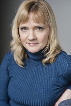 Heather Coombs interpreta London Bridge Woman