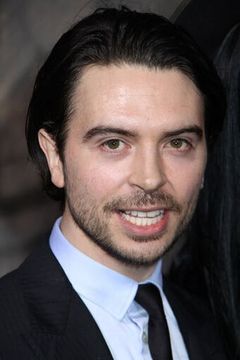 Ryan Gage interpreta Alfrid