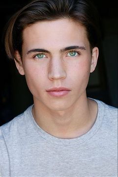 Tanner Buchanan interpreta Robby Keene
