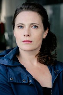 Susanne Berckhemer interpreta Junge Frau Debisch