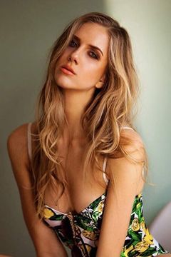 Georgia Meacham interpreta Party Model #1