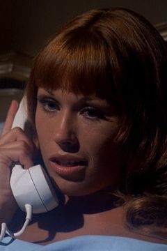 Lin Henson interpreta Ticket Girl