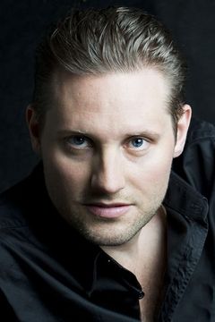 Anders Berg interpreta Södertälje Tennis Coach