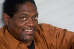 Johnny Lee Davenport interpreta Husband