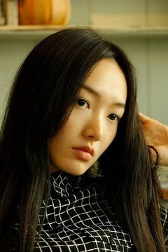 Cecilia Choi interpreta Jim's Wife