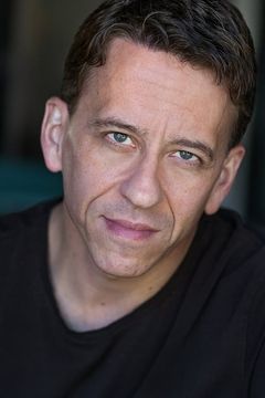 Tyler Cravens interpreta Shark Trainer