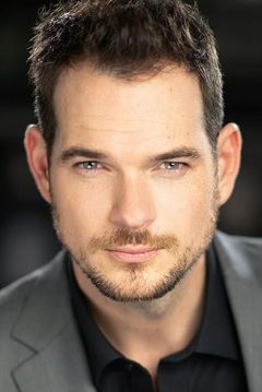 Brad Abramenko interpreta Adrian