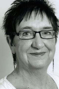 Val McLane interpreta Freda