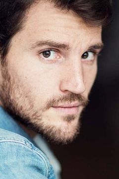 Michaël Assié interpreta M. Dumont, le DRH