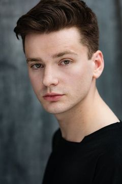 James McElvar interpreta Simon Williamson (aged 20)