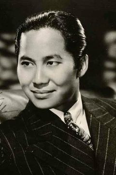 Keye Luke interpreta Dr. Yang
