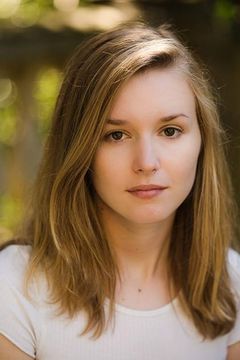Zoë Harding interpreta Sophie