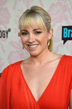 Jennifer Tisdale interpreta Card Reader