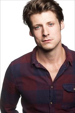 Taylor Napier interpreta Aaron
